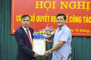 Ông Nguyễn Quang Hưng (áo đen) trong buổi công bố quyết định bổ nhiệm và điều động từ Chánh Văn phòng UBND tỉnh Điện Biên vào làm Bí thư Huyện ủy Mường Nhé.