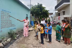 Các học sinh chăm chú ghi chép bài.