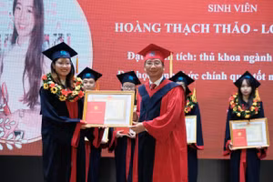 PGS.TS Nguyễn Bá Chiến – Bí thư Đảng ủy, Hiệu trưởng trường Đại học Nội vụ Hà Nội trao bằng tốt nghiệp cho các thủ khoa.