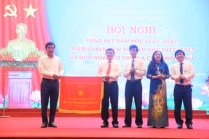 Thừa ủy quyền của Thủ tướng, Phó Chủ tịch UBND tỉnh Phú Thọ Hồ Đại Dũng (bìa trái) trao Cờ thi đua cho Sở GD&ĐT Phú Thọ