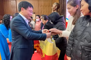 Ông Nguyễn Văn Thắng tặng quà Tết người lao động khó khăn tại Điện Biên.