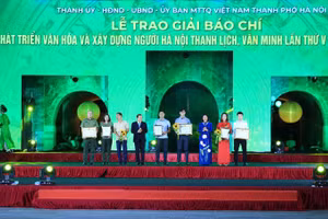 Đồng chí Lại Xuân Môn và đồng chí Nguyễn Thị Tuyến trao giải A cho các tác giả, nhóm tác giả