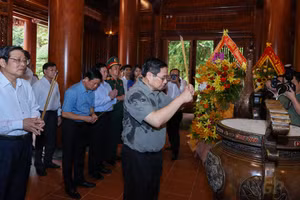 Thủ tướng dâng hương tưởng niệm Chủ tịch Hồ Chí Minh, tri ân anh hùng, liệt sĩ tại các ‘địa chỉ đỏ’ ở Nghệ An