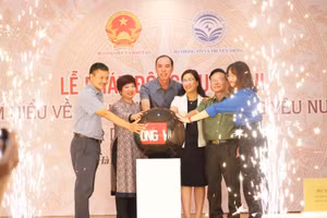 Đại diện Ban tổ chức Cuộc thi và đại biểu bấm nút phát động Cuộc thi.