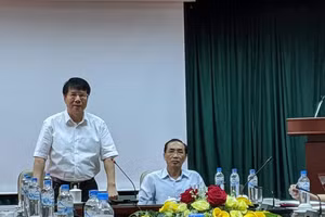 Ông Trương Quốc Cường (người đứng phát biểu) trong một cuộc họp.