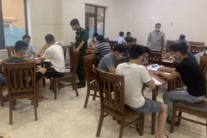 Các nạn nhân trình báo vụ việc đến cơ quan hữu trách.