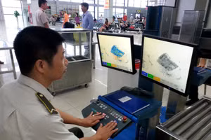 Phát hiện khách nữ nghi mang súng bút lắp sẵn đạn nổ lên máy bay