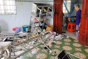 Nhóm côn đồ đập phá nhiều tài sản của nhà bà Thanh.