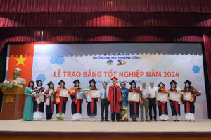 Gần 800 sinh viên rạng rỡ trong ngày Tốt nghiệp