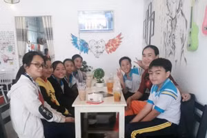 Cô Trịnh Hà Giang cùng các em học sinh.