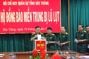 Các cán bộ, chiến sĩ ủng hộ đồng bào miền Trung bị lũ lụt.