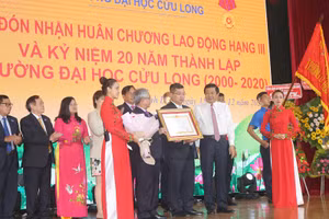 Trường ĐH Cửu Long đón nhận Huân chương Lao động hạng 3 của Chủ tịch nước.