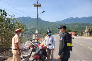 Lực lượng chức năng kiểm soát hướng dẫn người dân khai báo y tế trước khi vào địa bàn tỉnh.