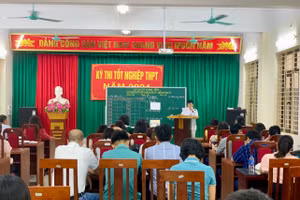 Họp cán bộ làm công tác thi tại Điểm thi số 33, Sở GD&ĐT Hưng Yên sáng 26/6.
