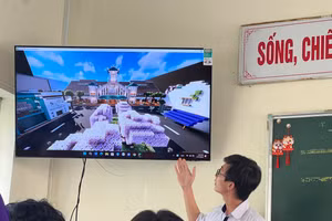 Học sinh báo cáo dự án Chợ Cần Thơ trên Minecraft.