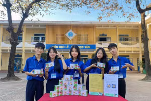 Nhóm 5 học sinh thực hiện dự án gồm: Trương Thị Ngọc Diệp, lớp 11C5; Nguyễn Thị Thanh Thảo, lớp 10A2; Ngô Quý Đạt, lớp 10A2; Hồ Quang Hưng, lớp 10A2; Nguyễn Thị Minh Thư, lớp 10A2.