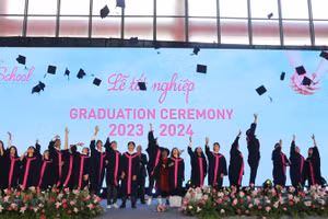 Học sinh lớp 12 TH School trong khoảnh khắc đặc biệt tại lễ tốt nghiệp năm học 2023-2024.