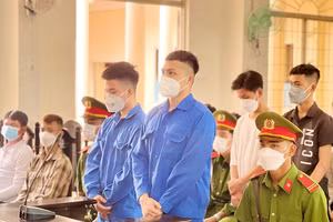 Các bị cáo tại phiên tòa xét xử.