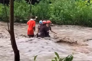 Hình ảnh các nạn nhân trước khi bị lũ cuốn. Ảnh: VOV.
