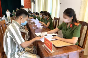 Cán bộ Trại giam Quyết Tiến thuộc Cục Cảnh sát quản lý trại giam, cơ sở giáo dục bắt buộc, trường giáo dưỡng và thi hành án hình sự, Bộ Công an hoàn thiện các thủ tục đặc xá cho các phạm nhân. Ảnh: Lý Thịnh.