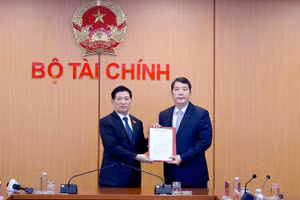 Thừa ủy quyền của Thủ tướng Chính phủ, Bộ trưởng Bộ Tài chính Hồ Đức Phớc đã trao quyết định bổ nhiệm cho ông Cao Anh Tuấn.