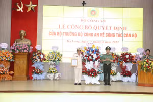 Thiếu tướng Lê Văn Tuyến, Thứ trưởng Bộ Công an trao Quyết định điều động Đại tá Đinh Văn Nơi giữ chức vụ Giám đốc Công an tỉnh Quảng Ninh.