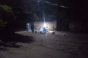 Cơ quan chức năng đang tiến hành khám nghiệm tử thi phục vụ công tác điều tra nguyên nhân nạn nhân tử vong.