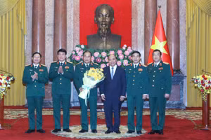 Chủ tịch nước Nguyễn Xuân Phúc và lãnh đạo Bộ Quốc phòng chúc mừng Thượng tướng Phùng Sĩ Tấn. 