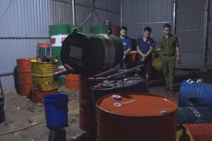 Cảnh sát khám xét nơi sản xuất dầu nhớt giả tại tổ 3, khu 10, phường Quang Hanh, TP Cẩm Phả.
