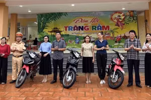 Các thầy cô giáo được tặng xe máy.
