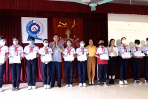 Ban tổ chức trao học bổng cho các em học sinh có hoàn cảnh khó khăn trên địa bàn phường Cửa Ông, TP Cẩm Phả.
