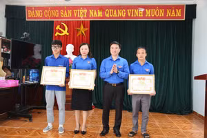 Bí thư Tỉnh đoàn Quảng Ninh, Hoàng Văn Hải trao Bằng khen và phần thưởng cho các đoàn viên dũng cảm cứu người.