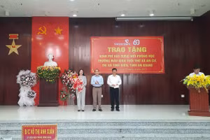 Đại diện lãnh đạo thị xã Tịnh Biên (An Giang) tặng hoa tri ân Phó Chủ tịch nước Võ Thị Ánh Xuân.