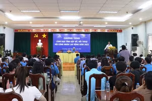 Lãnh đạo tỉnh An Giang gặp gỡ, đối thoại với công nhân.