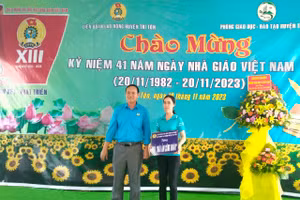Trao nhà 'Mái ấm Công đoàn' nhân Ngày Nhà giáo Việt Nam 20/11