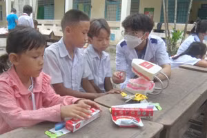 An Giang khám bệnh, cấp thuốc miễn phí và tặng quà cho học sinh Khmer khó khăn huyện Tri Tôn.