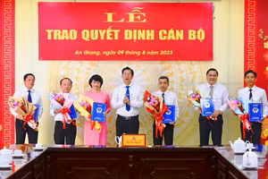 Phó Chủ tịch UBND tỉnh An Giang Lê Văn Phước trao quyết định bổ nhiệm cán bộ. (Ảnh: N.H).