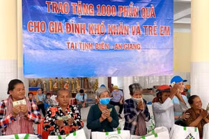 Trao tặng 1.000 phần quà cho gia đình khó khăn và trẻ em đồng bào Khmer vùng biên giới Tịnh Biên.