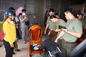 Khám xét nơi ở của Nam thu giữ nhiều chứng cứ phạm tội. (Ảnh: CAAG)