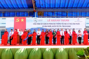 Phó Chủ tịch nước cùng các đại biểu thực hiện nghi thức cắt băng khánh thành công trình 