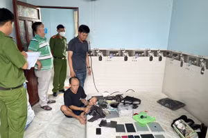 Trần Văn Huy bị bắt giữ cùng tang vật. (Ảnh: Nghiêm Túc)