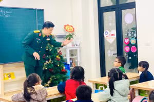 Đại tá Mai Ngọc Anh đang công tác tại Học viện Kỹ thuật Quân sự - phụ huynh của Trường Tiểu học Đống Đa tới giao lưu với học sinh của trường.