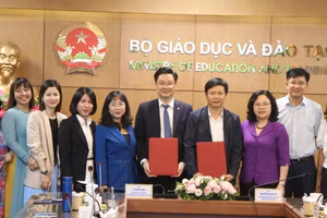 Thứ trưởng Bộ GD&ĐT Ngô Thị Minh cùng các đại biểu chứng kiến lễ ký kết biên bản thỏa thuận hợp tác triển khai chương trình giáo dục xanh, thể thao xanh giữa Bộ GD&ĐT do Vụ Giáo dục thể chất làm đầu mối với Quỹ Thiện Tâm (Tập đoàn Vingroup). 
