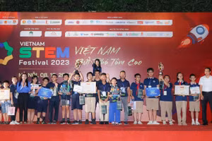 Cô trò Trường Tiểu học Nam Tiến (bìa trái) nhận giải Nhất cuộc thi Robotics tại Ngày hội STEM quốc gia năm 2023. Ảnh: Nhà trường cung cấp.