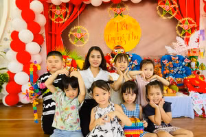Cô Nguyễn Thị Thu Hà cùng các bé tại Trường Mầm non Yên Sở (Hoài Đức, Hà Nội) trong một hoạt động chào đón Tết Trung thu.