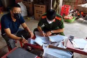 Đối tượng Cao Sơn Hải (áo đen).