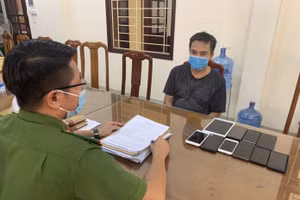 Đối tượng Mai Đức Tuân cùng tang vật các vụ trộm