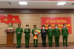 Giám đốc Công an tỉnh thưởng và tặng hoa chúc mừng Ban chuyên án.