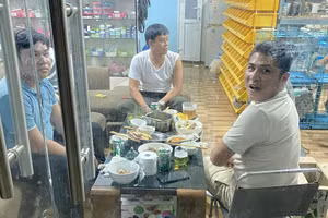 Cơ quan chức năng bắt quả tang và xử phạt đối với 3 thanh niên về hành vi tụ tập ăn nhậu, vi phạm quy định về phòng chống dịch Covid-19
