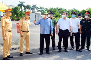 Bí thư Thành ủy Hà Nội - Đinh Tiến Dũng tại buổi kiểm tra việc chuẩn bị thiết lập 3 vùng phòng dịch.
